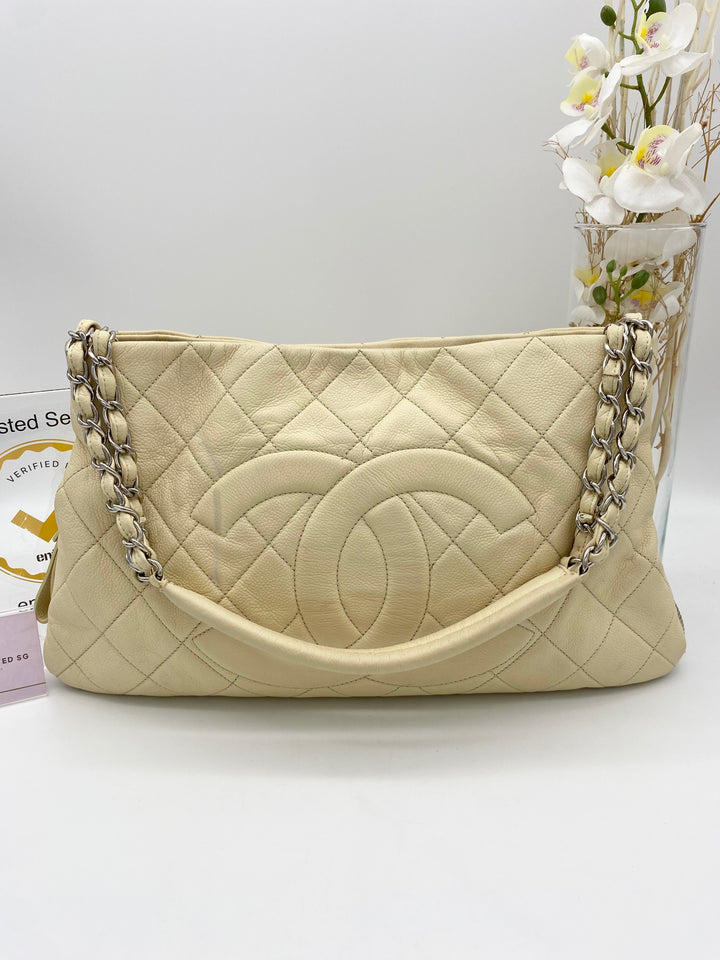 CHANEL CAVIAR QUILTED ZIP EXPANDABLE SHOULDER BAG