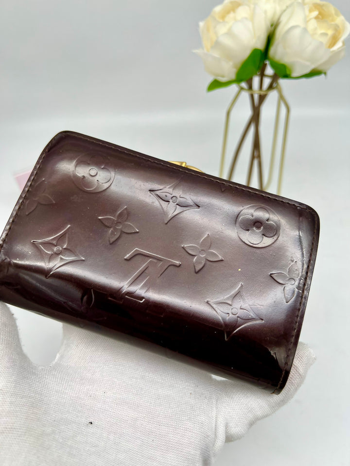 LOUIS VUITTON KISSLOCK WALLET VERNIS
