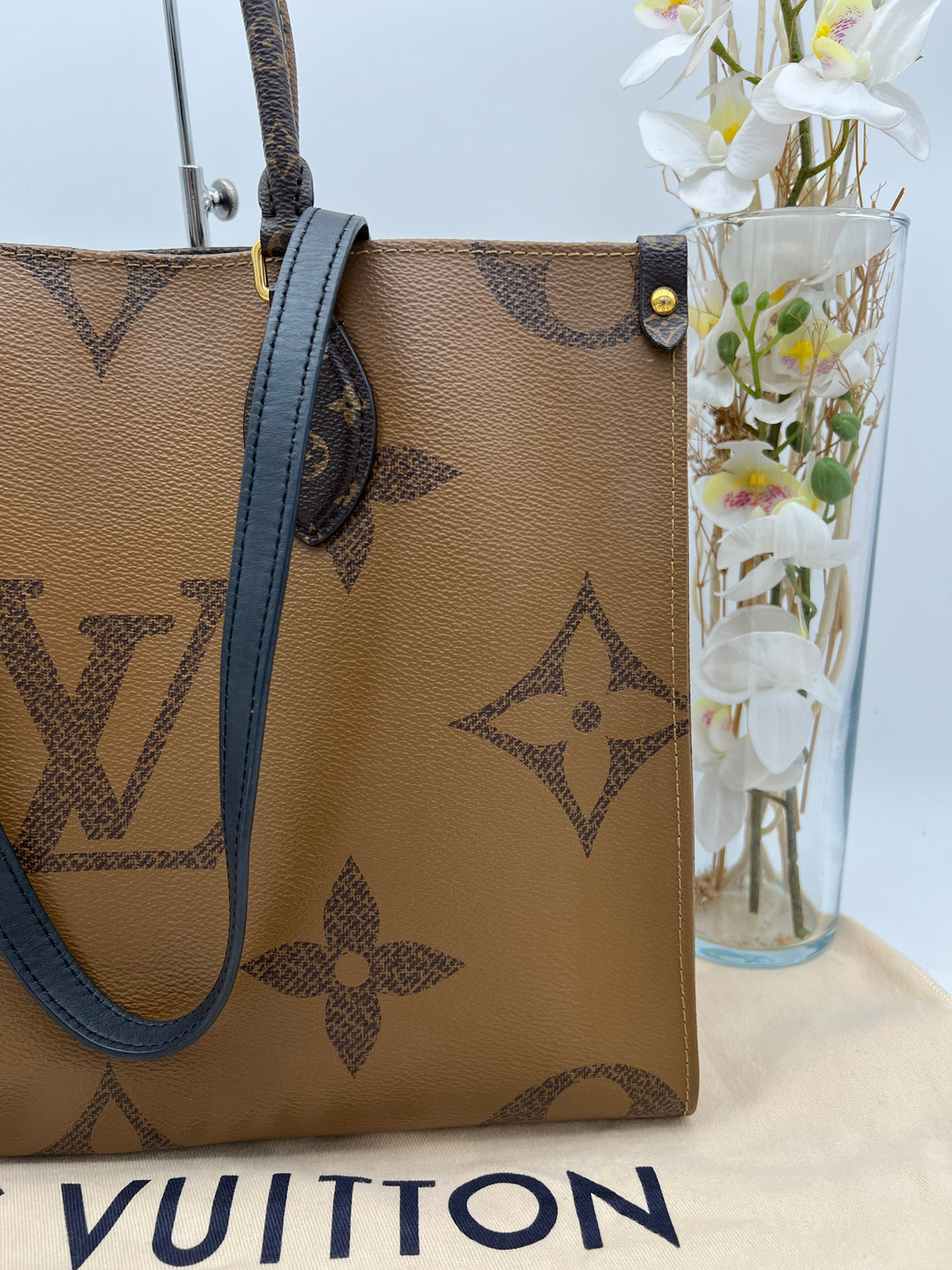 LOUIS VUITTON ON THE GO MM REVERSED