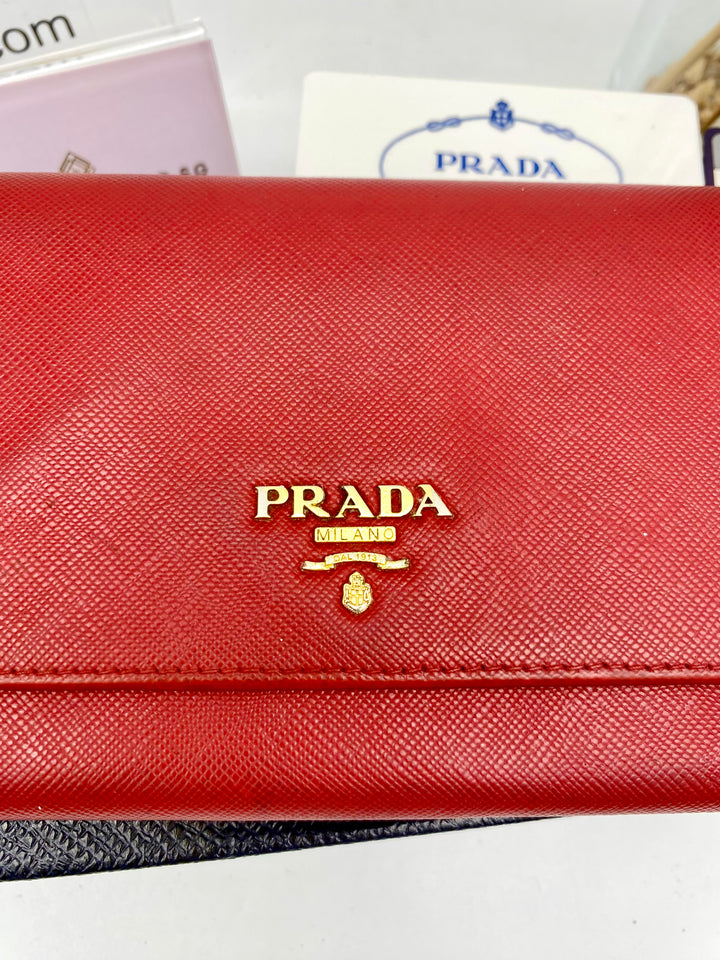 PRADA SAFFIANO WALLET ON CHAIN