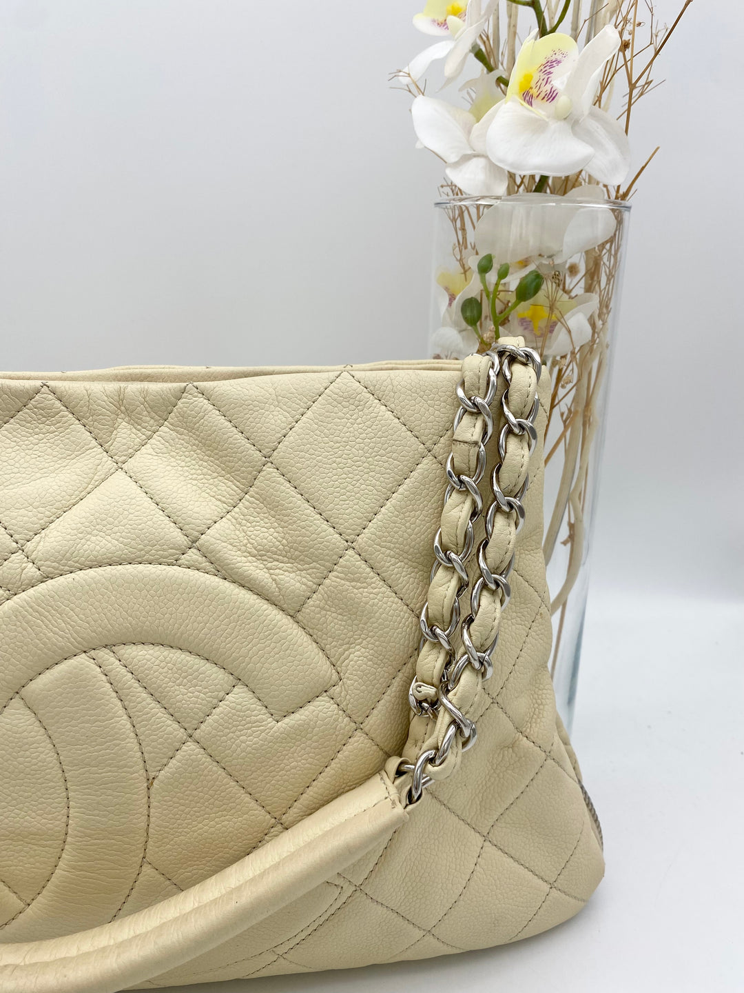 CHANEL CAVIAR QUILTED ZIP EXPANDABLE SHOULDER BAG