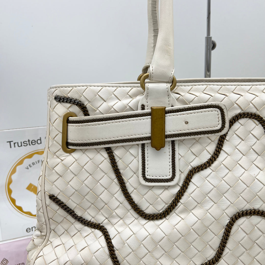 BOTTEGA VENETA WHITE CHAIN AROUND TOTE BAG