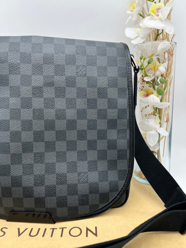 LOUIS VUITTON DANIEL MM MESSENGER BAG
