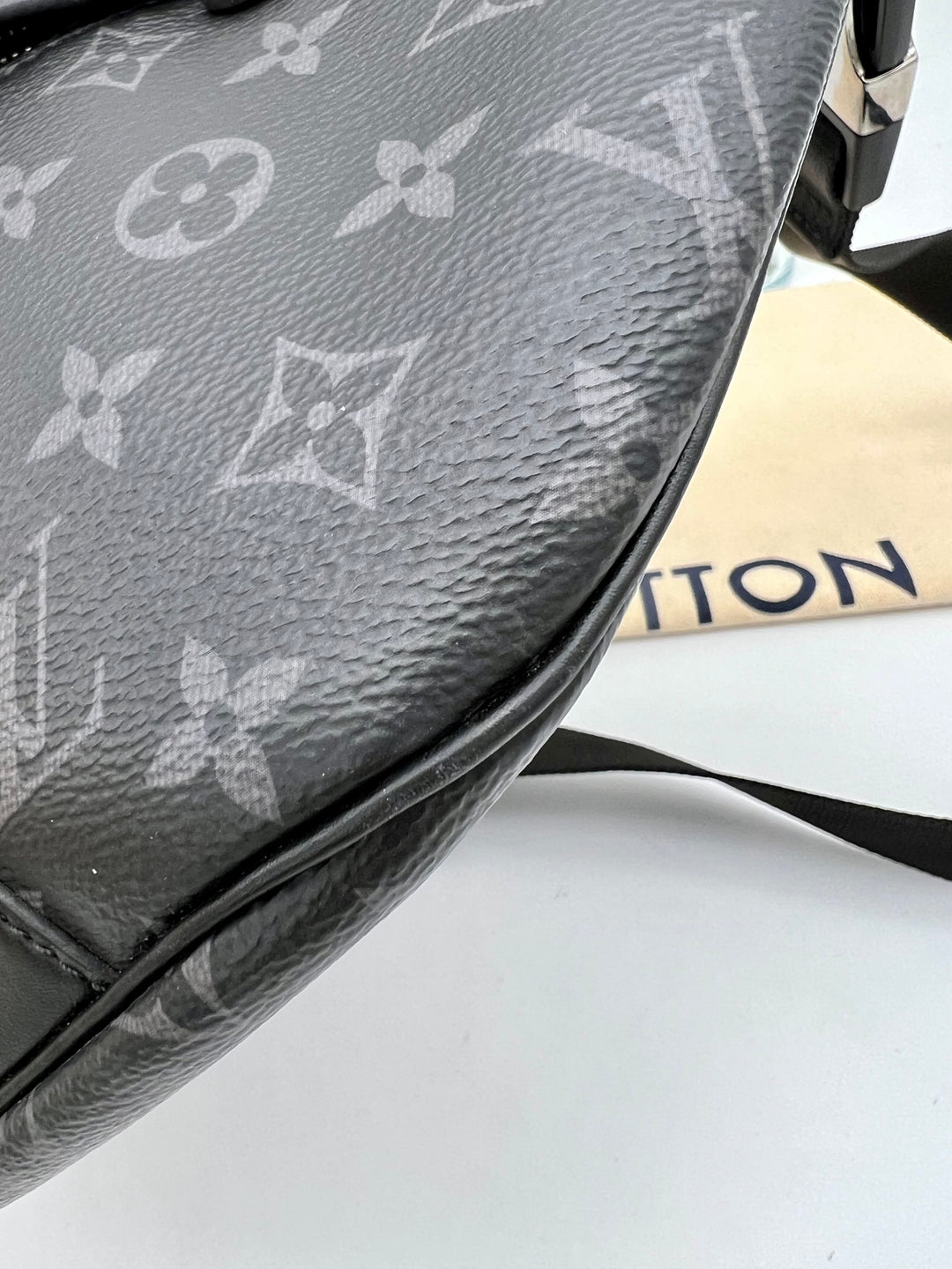 LOUIS VUITTON DISCOVERY BUM BAG