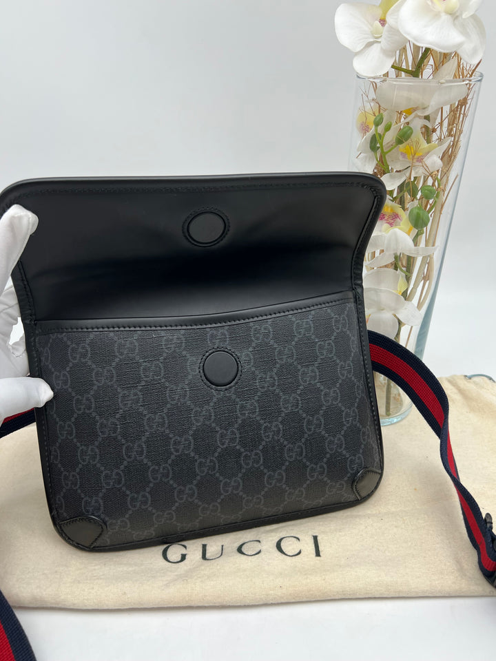 GUCCI SUPREME BLACK BELT BAG