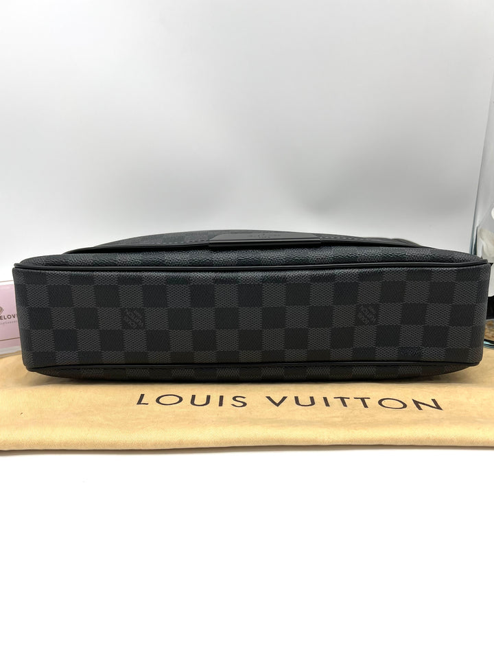 LOUIS VUITTON DANIEL MM MESSENGER BAG