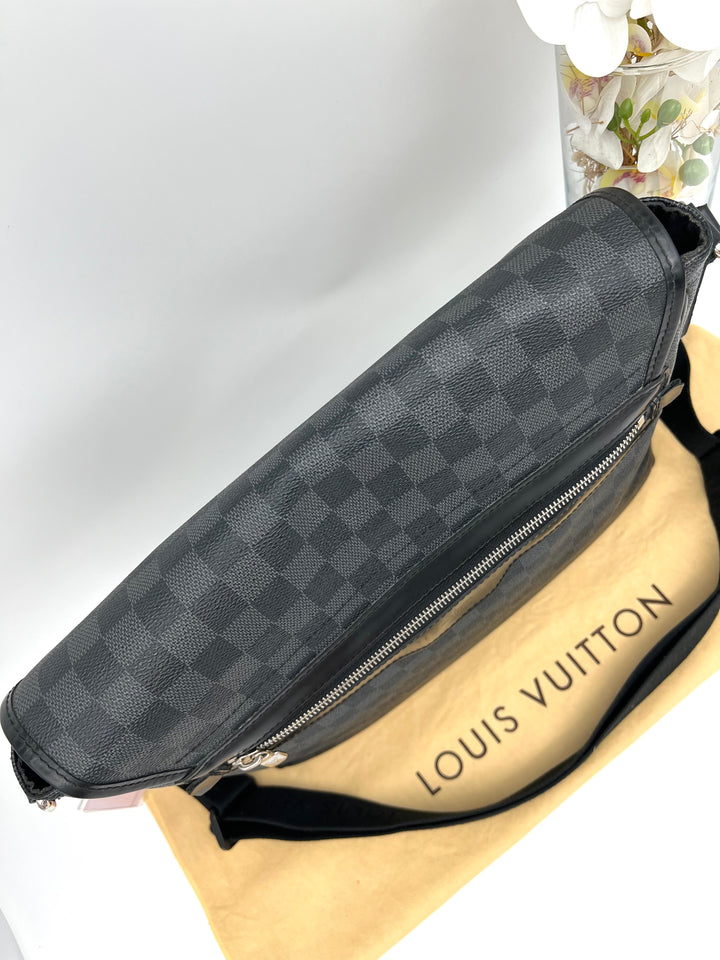 LOUIS VUITTON DANIEL MM MESSENGER BAG