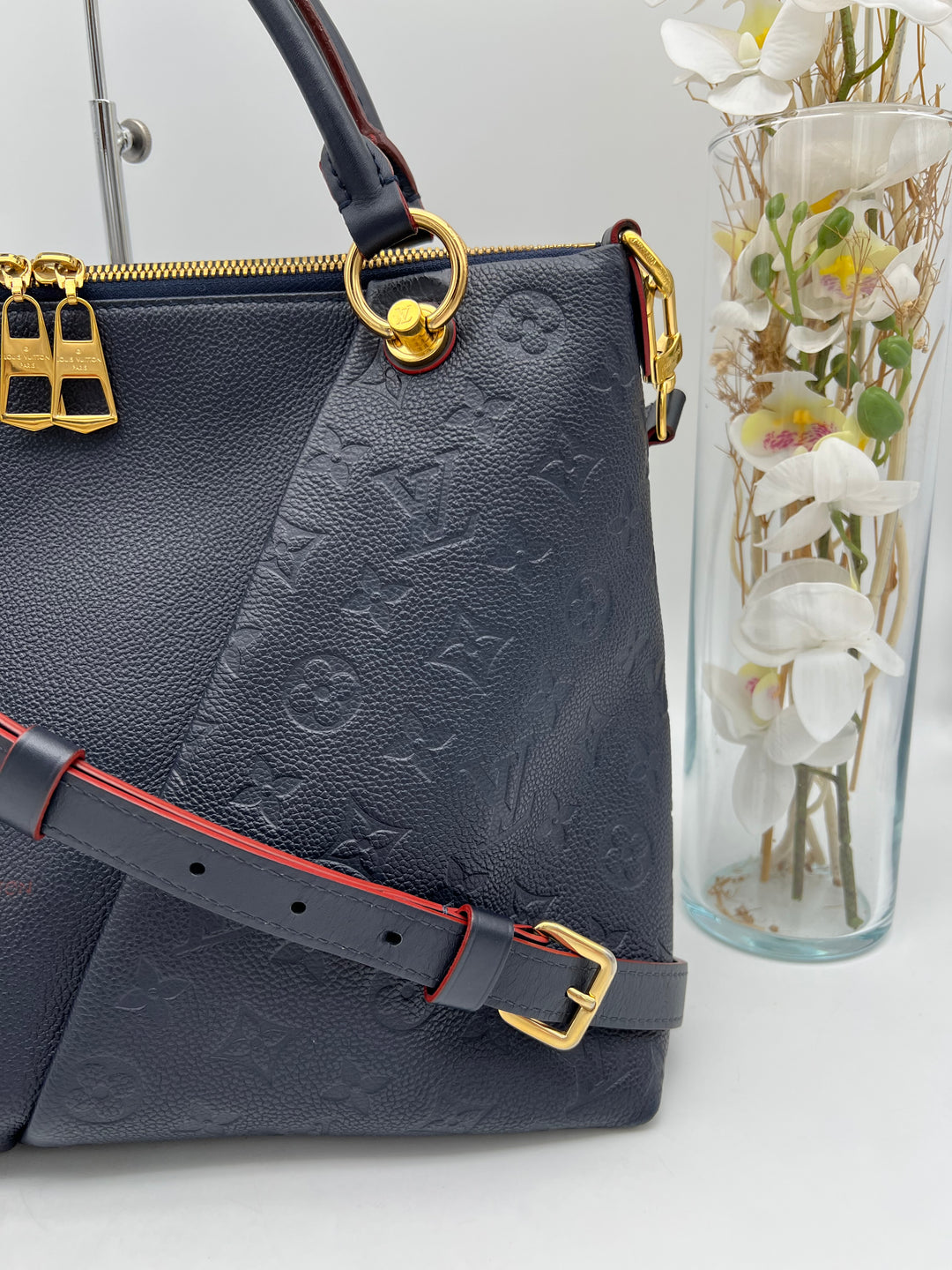 LOUIS VUITTON V TOTE MARINE ROUGE MM EMPRIENTE