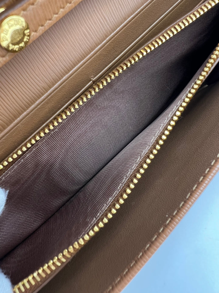 PRADA SAFFIANO WALLET ON CHAN