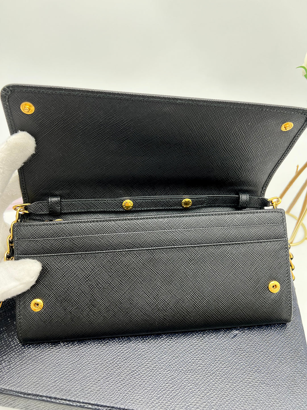 PRADA SAFFIANO WALLET ON CHAIN