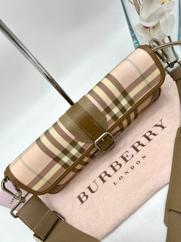 BURBERRY LONDON PVC SHOULDER  BAG W/ WRISTLET