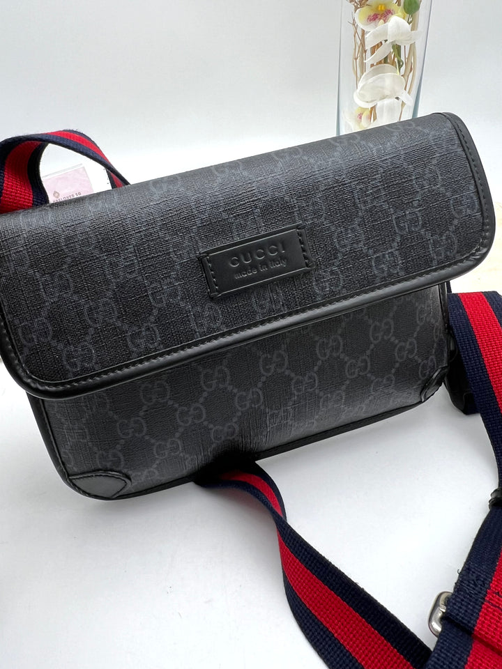 GUCCI SUPREME BLACK BELT BAG