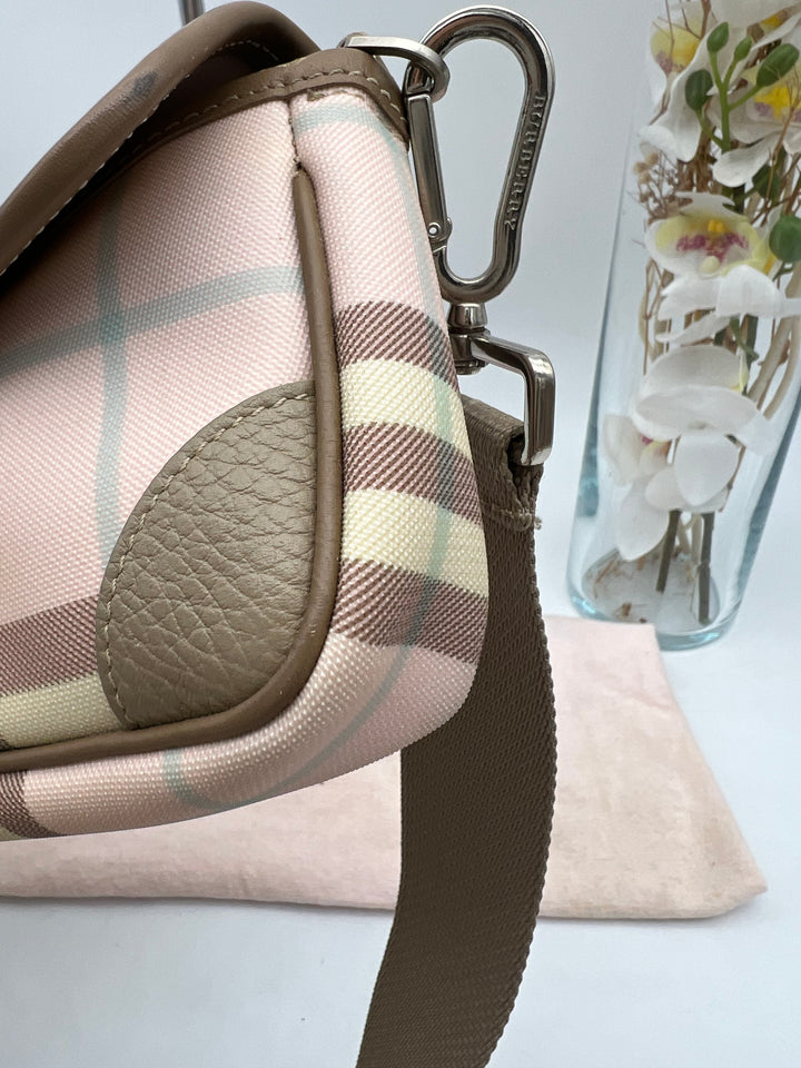 BURBERRY LONDON PVC SHOULDER  BAG W/ WRISTLET