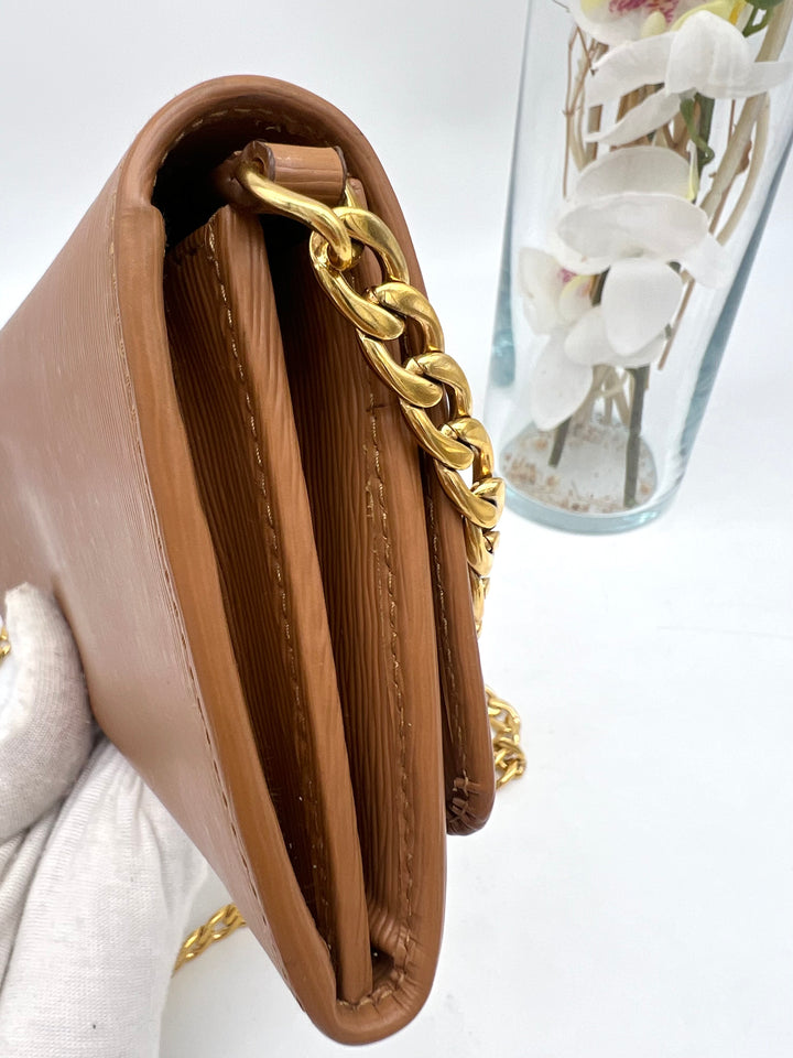 PRADA SAFFIANO WALLET ON CHAN