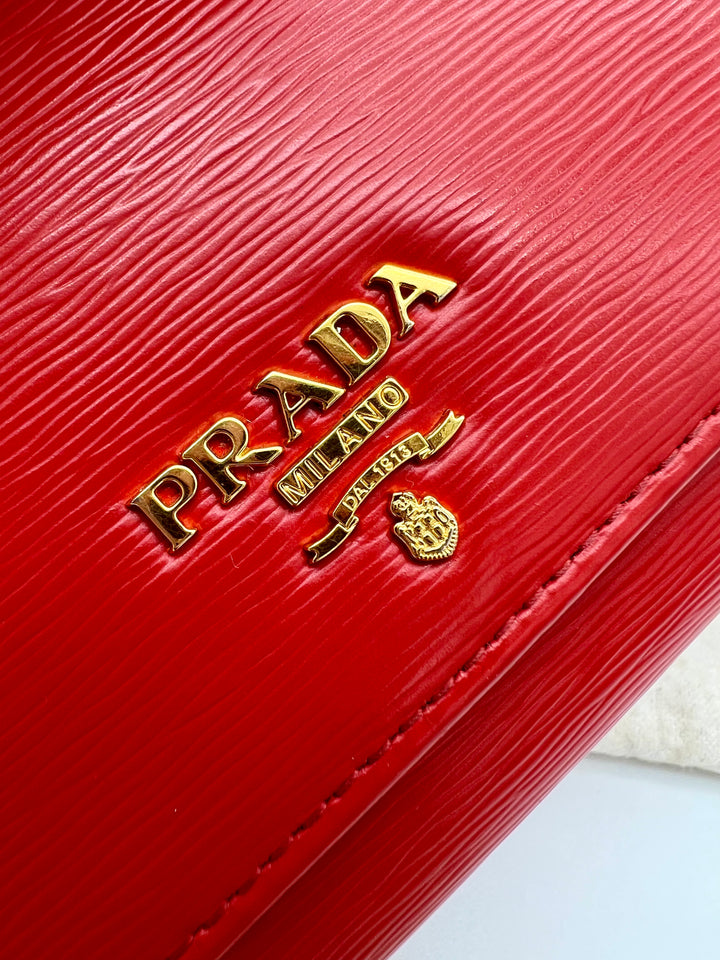 PRADA SAFFIANO WALLET ON CHAIN