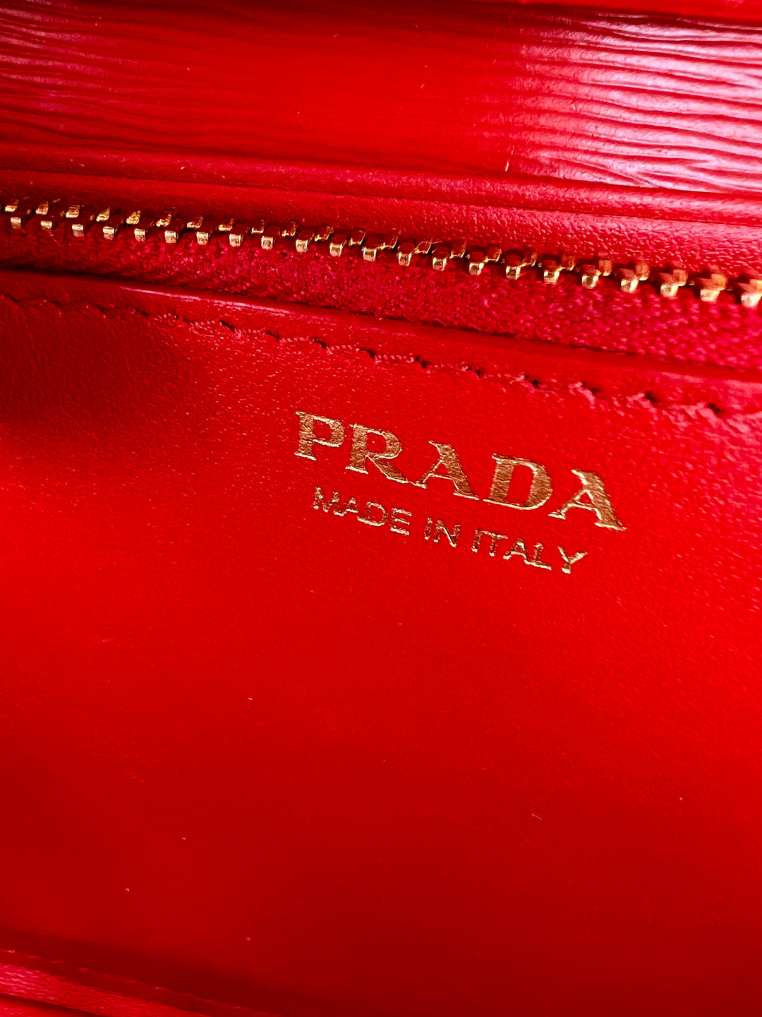 PRADA SAFFIANO WALLET ON CHAIN