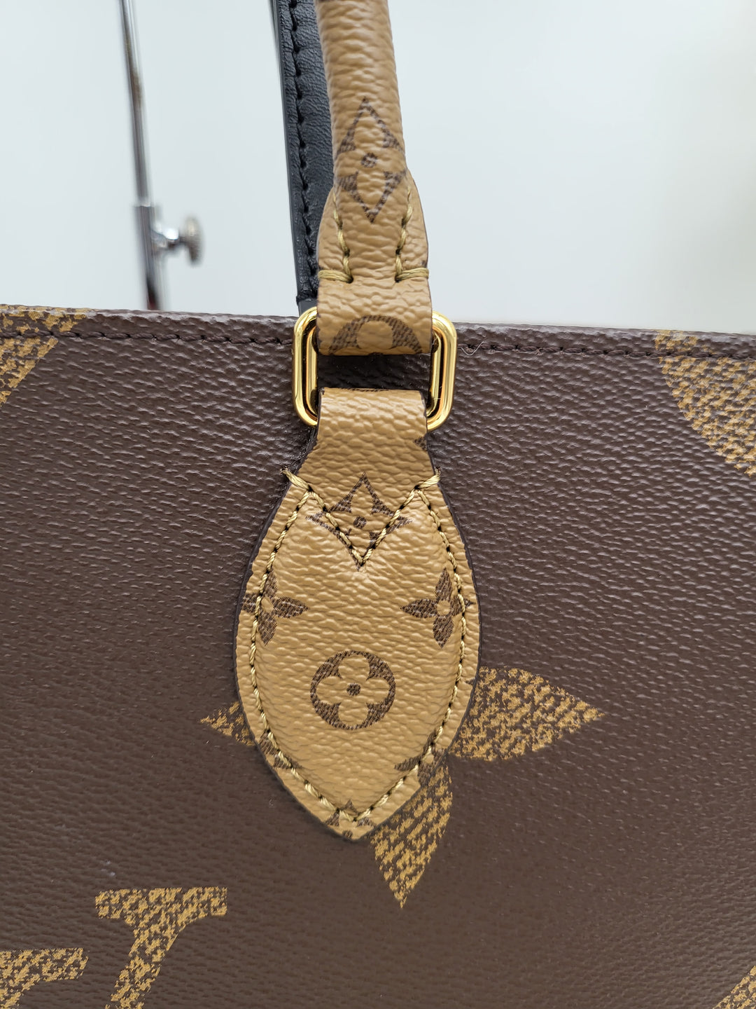 LOUIS VUITTON ON THE GO MM REVERSED