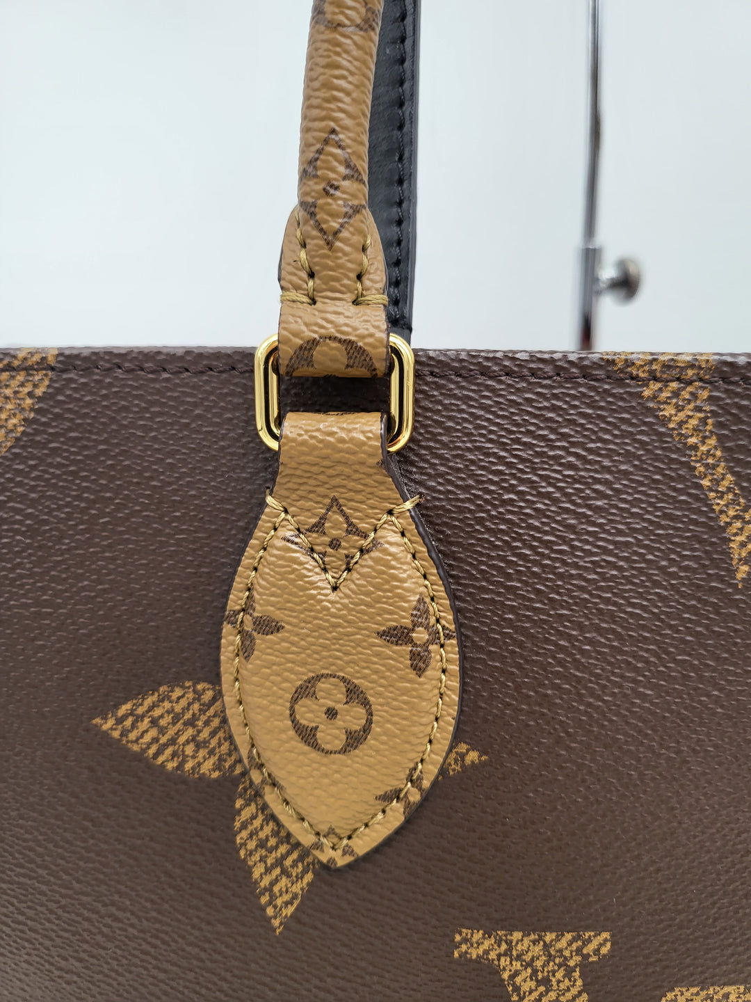 LOUIS VUITTON ON THE GO MM REVERSED