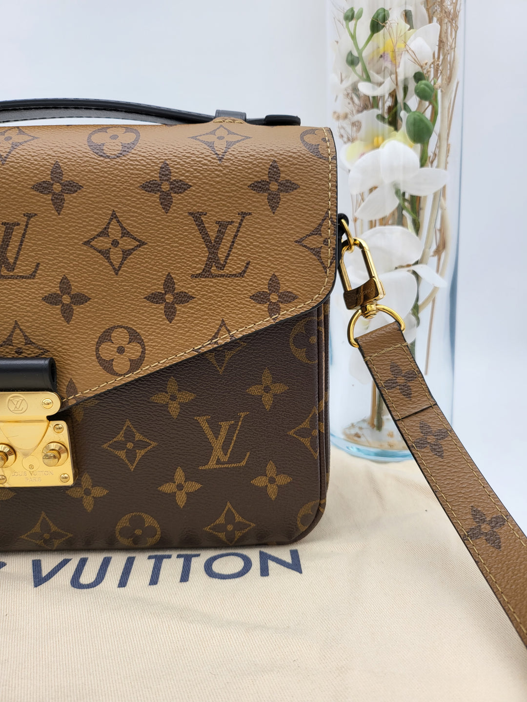 LOUIS VUITTON POCHETTE METIS MONOGRAM REVERSED
