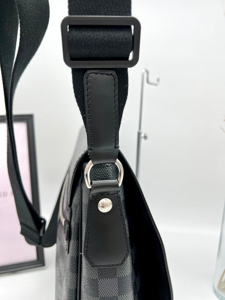 LOUIS VUITTON DANIEL MESSENGER BAG