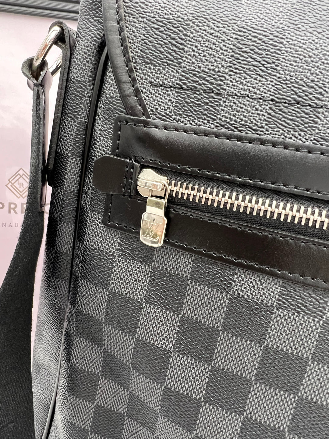 LOUIS VUITTON DANIEL MESSENGER BAG