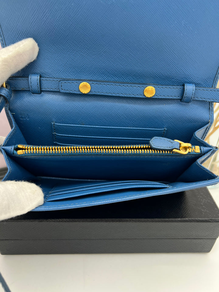 PRADA SAFFIANO WALLET ON CHAIN