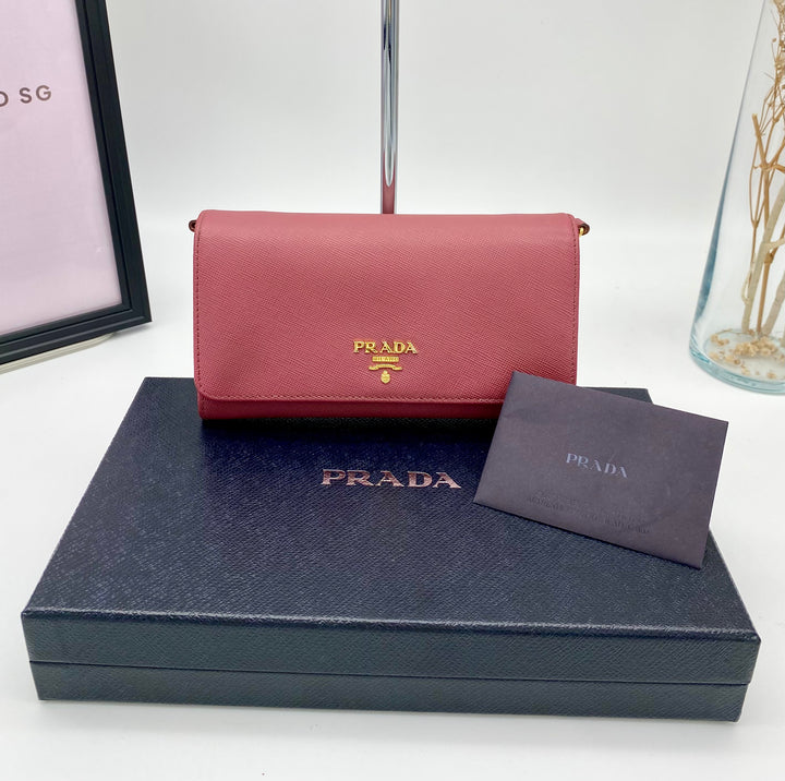 PRADA SAFFIANO WALLET ON CHAIN